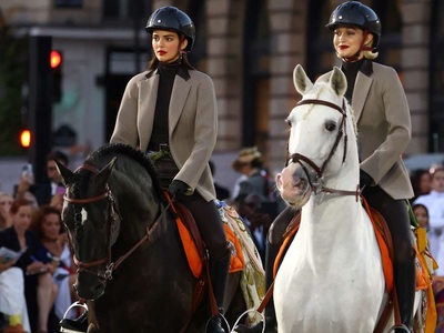 Απίθανο show στην Place Vendome! Οι αμαζ...